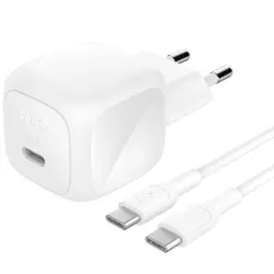 Vista frontal del cargador Belkin USB-C de 45W y cable USB-C, blanco, sobre fondo neutro.