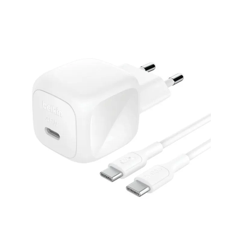 Vista frontal del cargador Belkin USB-C de 45W y cable USB-C, blanco, sobre fondo neutro.
