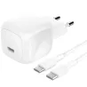 Vista frontal del cargador Belkin USB-C de 45W y cable USB-C, blanco, sobre fondo neutro.